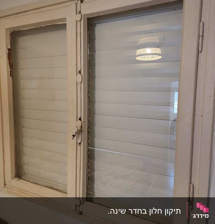 חלון זכוכית עם תריסים פנימיים ומסגרת עץ ישנה